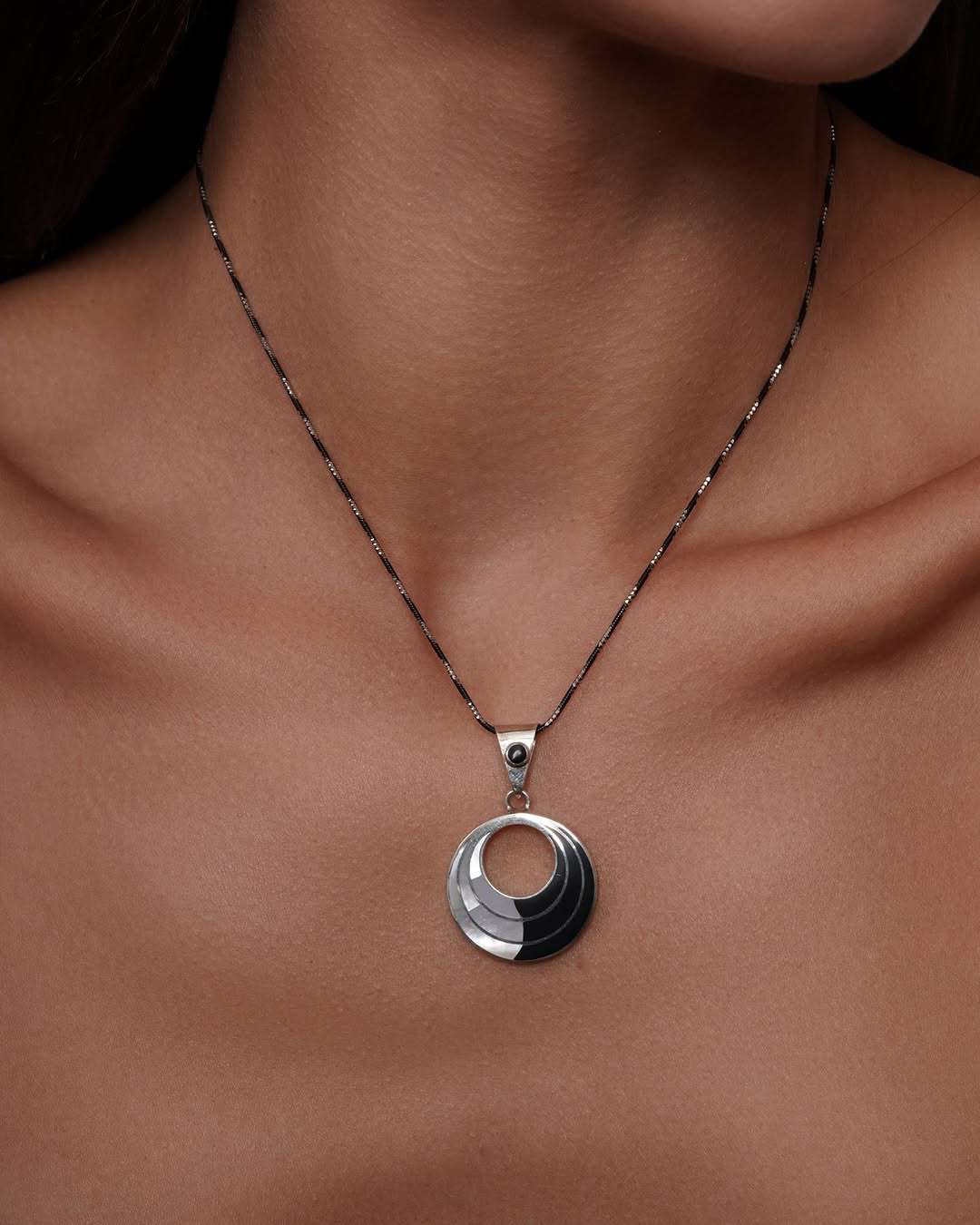 Round Mother of pearl & Onyx Pendant